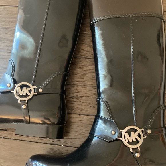 Michael Kors Wellington tall boots . Black and brown . Size 8. Minimal wear . - Picture 5 of 7